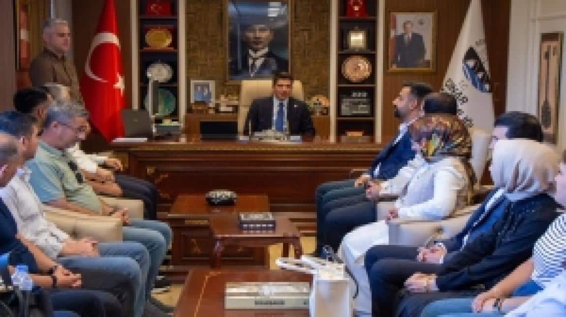 BAŞARI BELGELERİNİN KAYMAKAMIMIZ SAYIN ZİKRULLAH ERDOĞAN TARAFINDAN DAĞITILMASI 